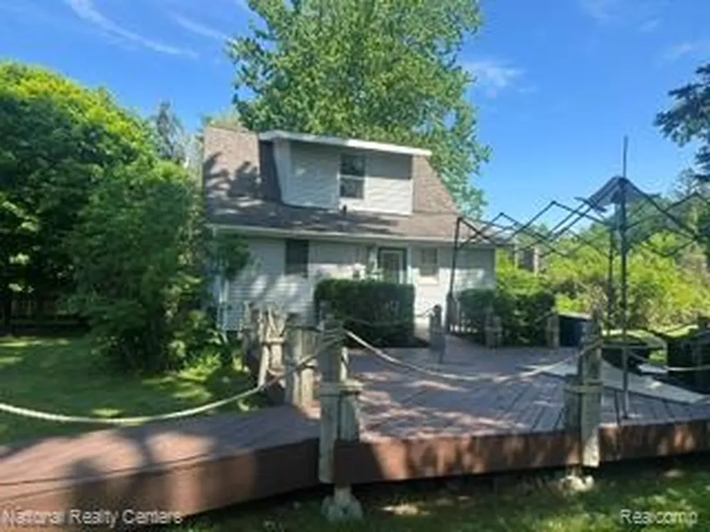 20 Crescent Lake Road Waterford Charter Township MI 48327