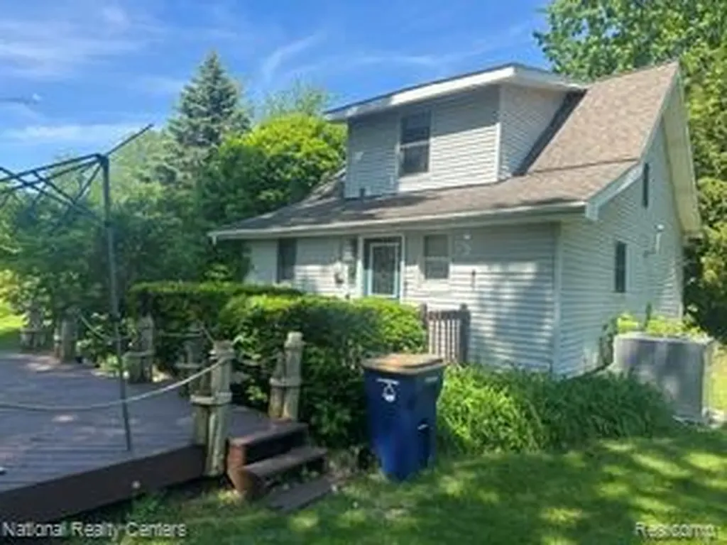 20 Crescent Lake Road Waterford Charter Township MI 48327
