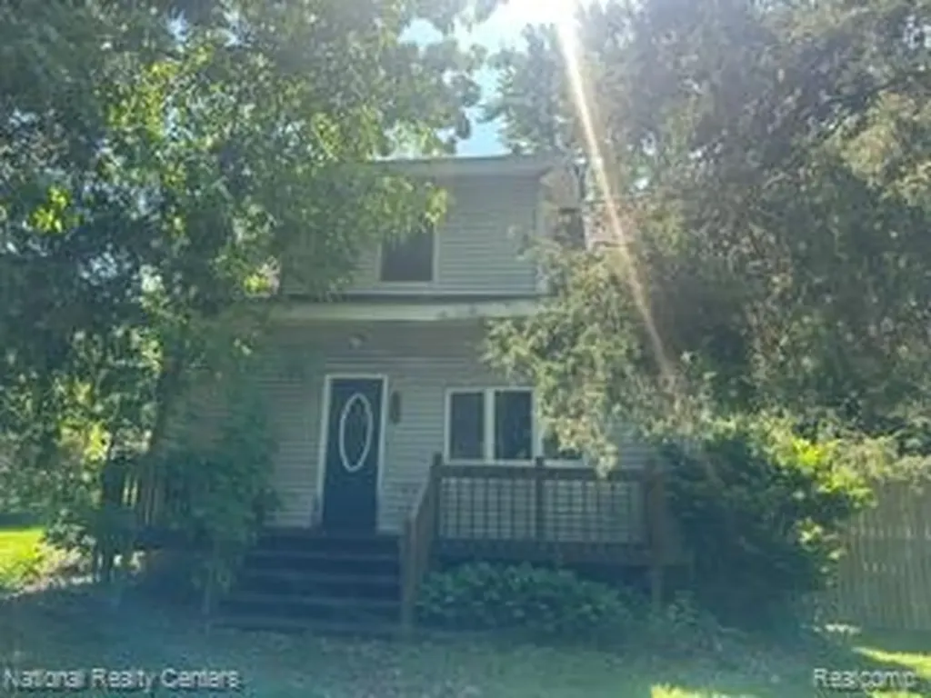 20 Crescent Lake Road Waterford Charter Township MI 48327