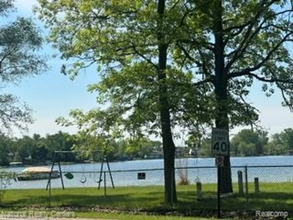 20 Crescent Lake Road Waterford Charter Township MI 48327