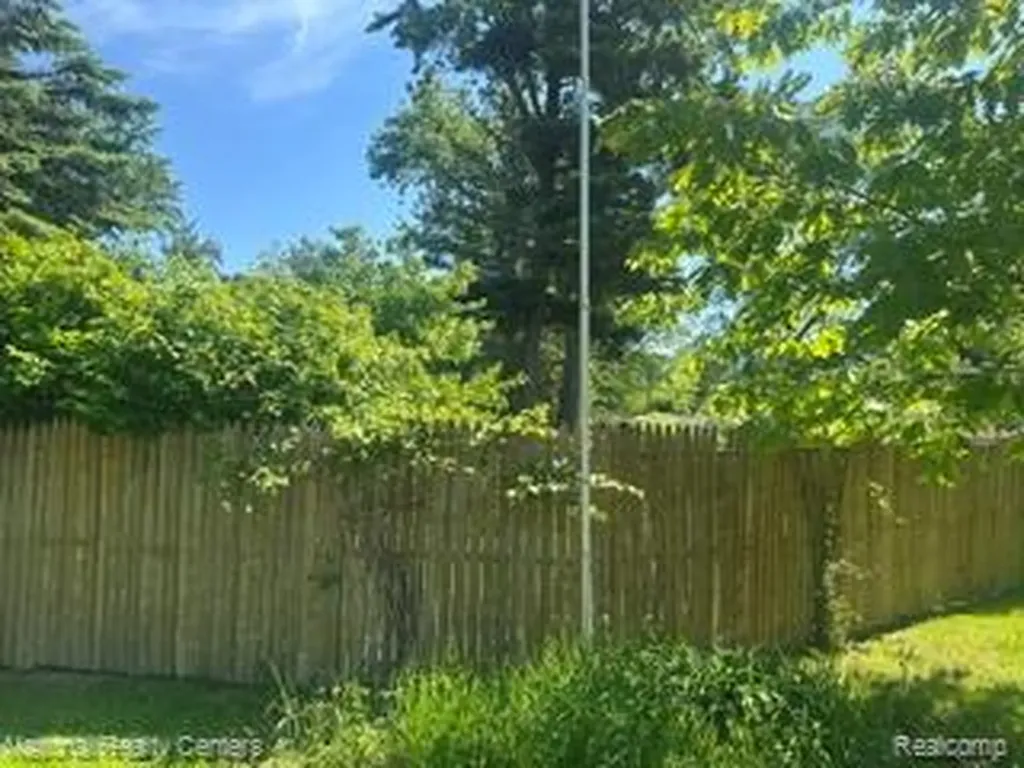 20 Crescent Lake Road Waterford Charter Township MI 48327