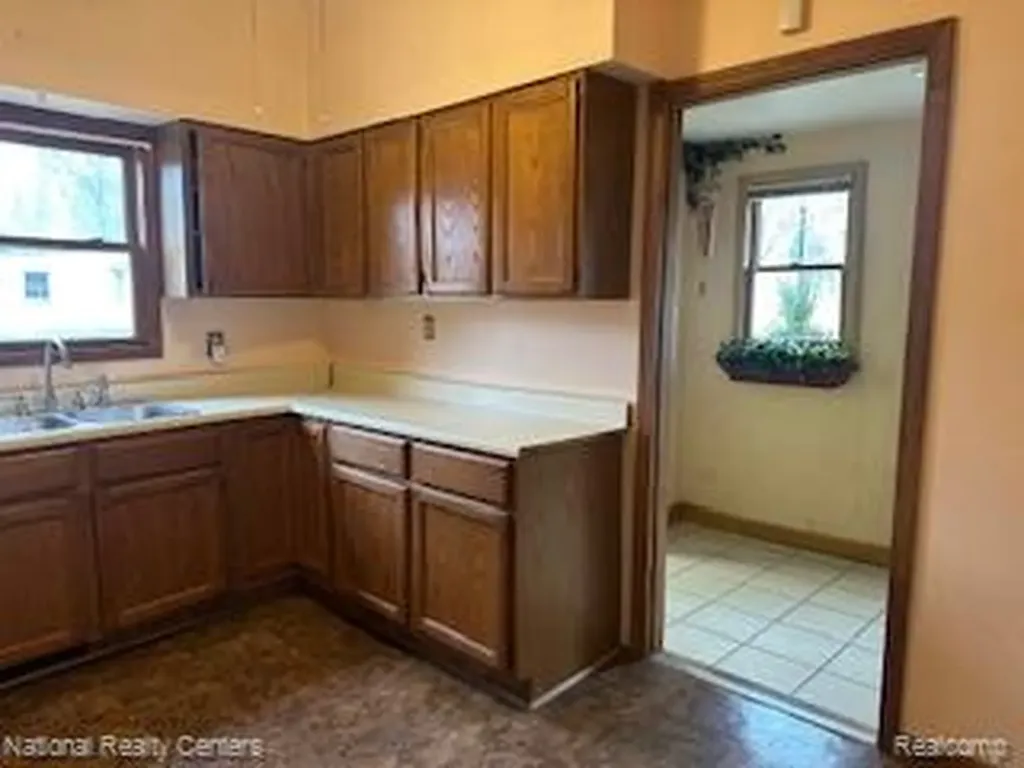 20 Crescent Lake Road Waterford Charter Township MI 48327