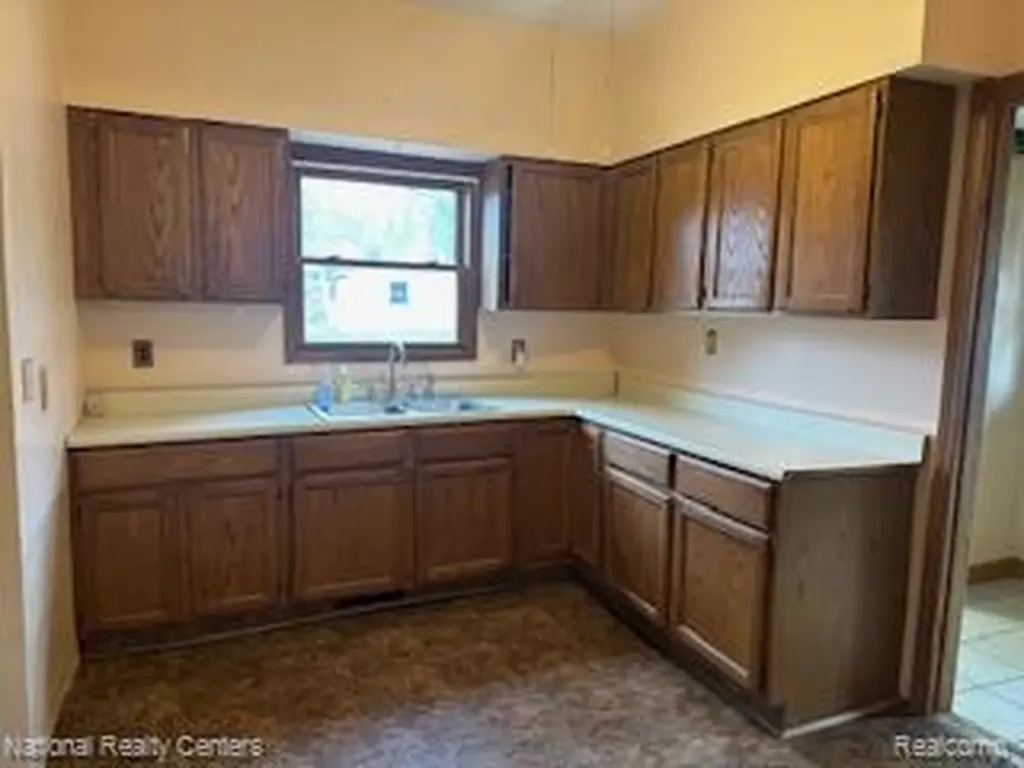 20 Crescent Lake Road Waterford Charter Township MI 48327