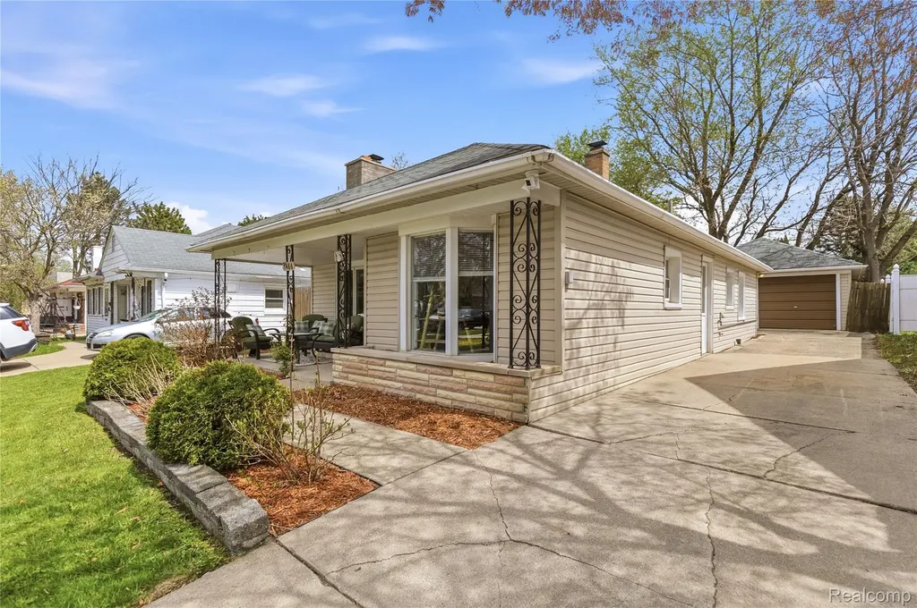 7466 Fenton Street Dearborn Heights City MI 48127