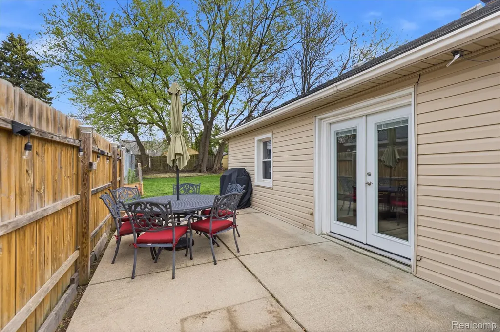 7466 Fenton Street Dearborn Heights City MI 48127