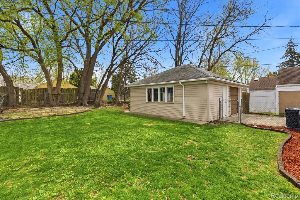 7466 Fenton Street Dearborn Heights City MI 48127