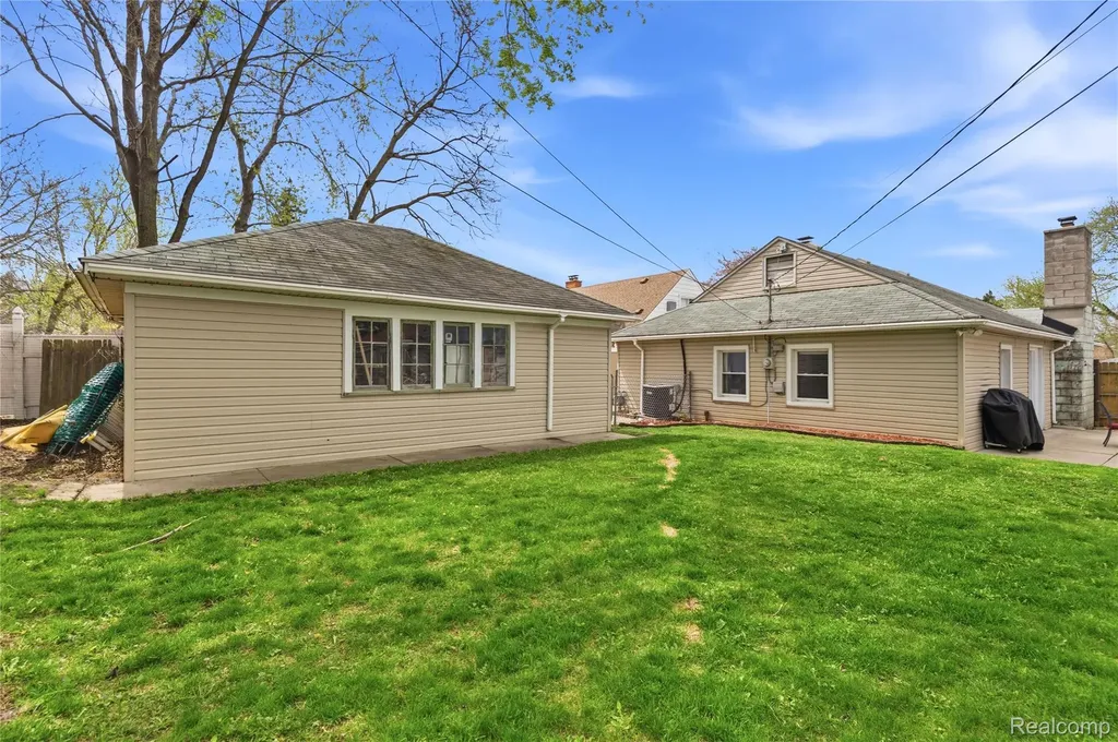 7466 Fenton Street Dearborn Heights City MI 48127