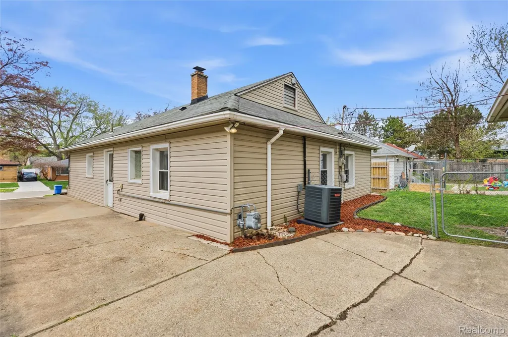 7466 Fenton Street Dearborn Heights City MI 48127