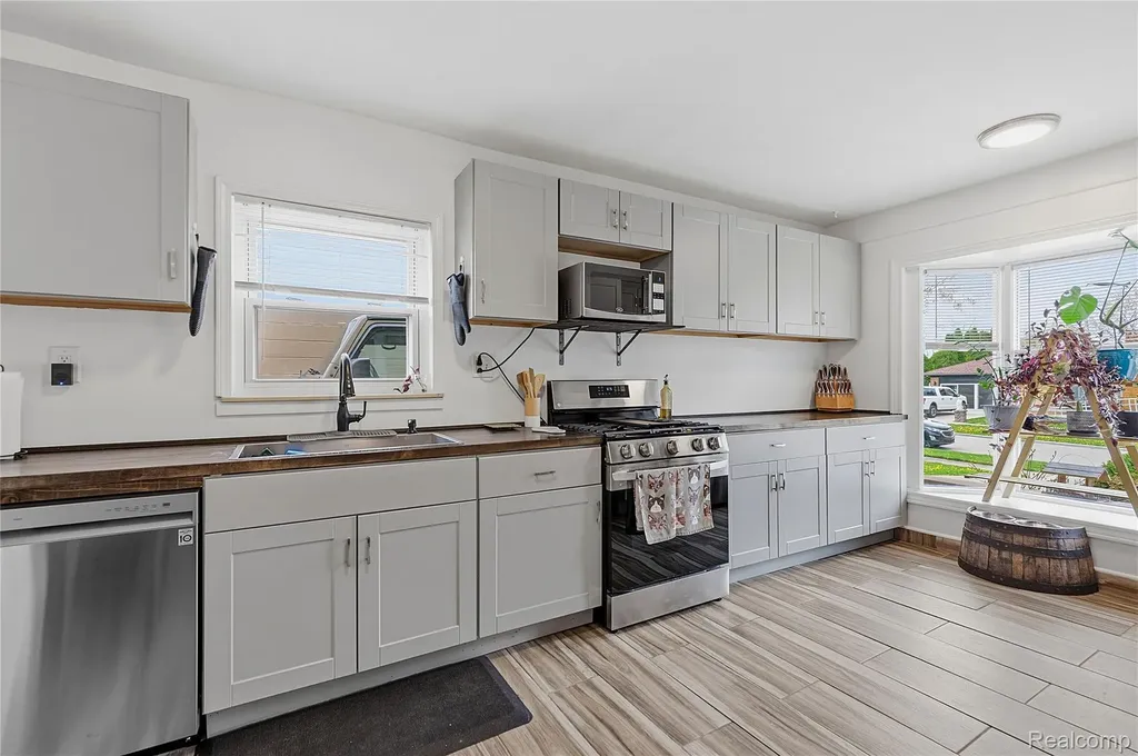 7466 Fenton Street Dearborn Heights City MI 48127