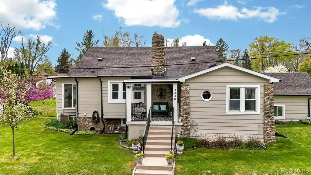 1430 Benvenue Street Sylvan Lake City MI 48320