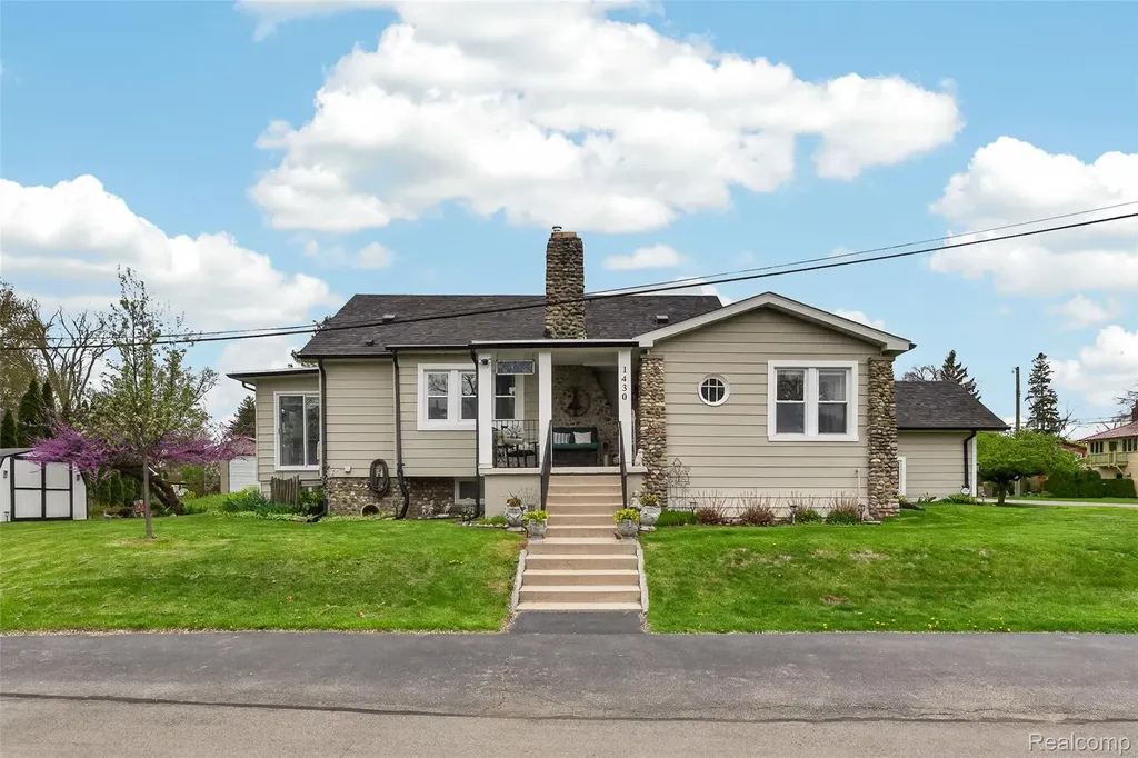 1430 Benvenue Street Sylvan Lake City MI 48320