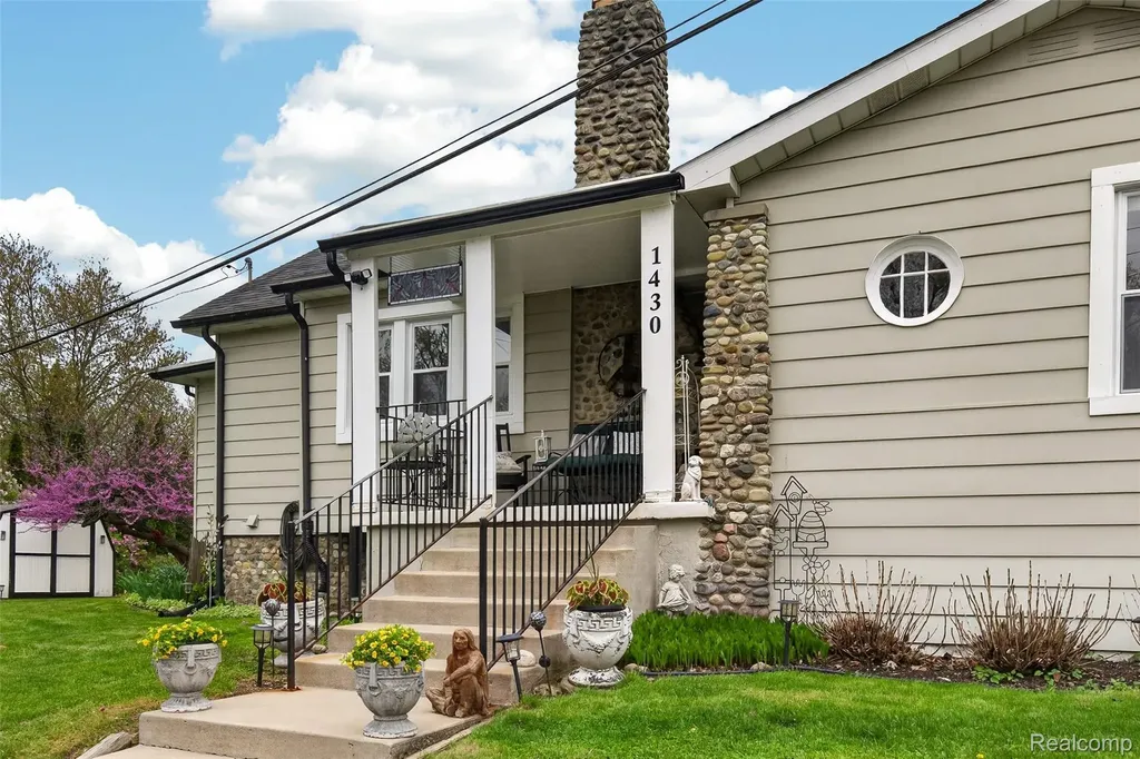 1430 Benvenue Street Sylvan Lake City MI 48320