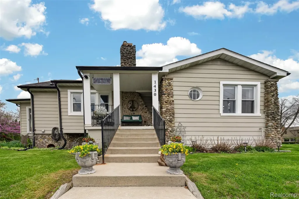 1430 Benvenue Street Sylvan Lake City MI 48320