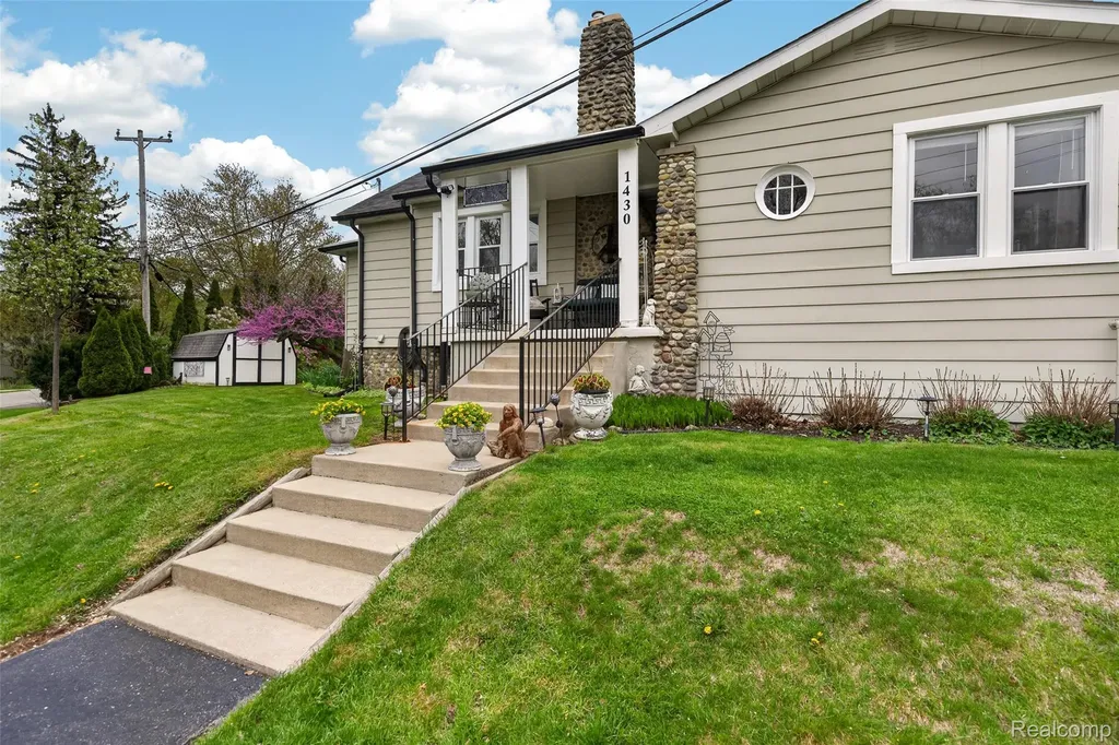 1430 Benvenue Street Sylvan Lake City MI 48320