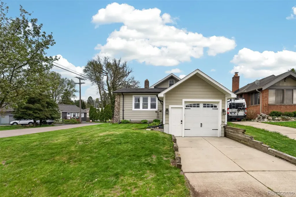 1430 Benvenue Street Sylvan Lake City MI 48320