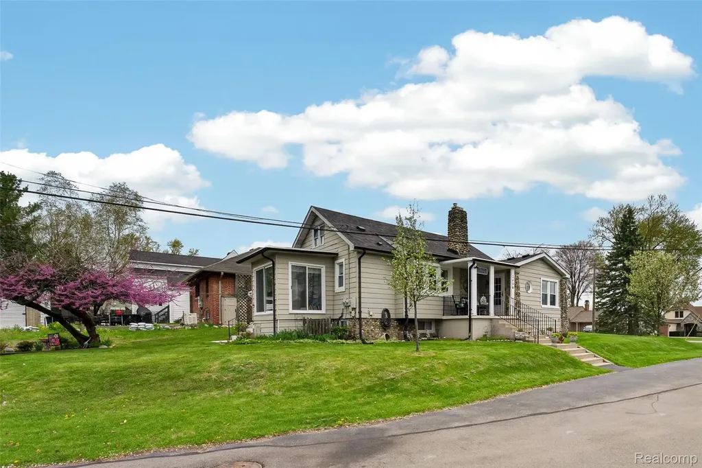 1430 Benvenue Street Sylvan Lake City MI 48320