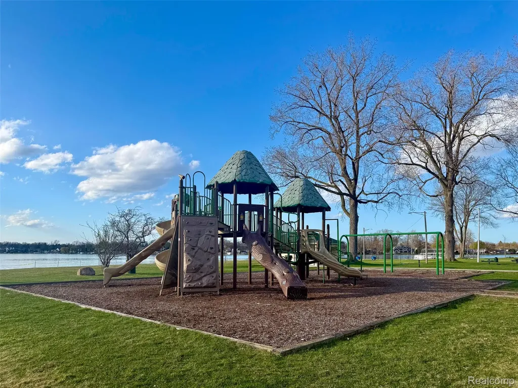1430 Benvenue Street Sylvan Lake City MI 48320