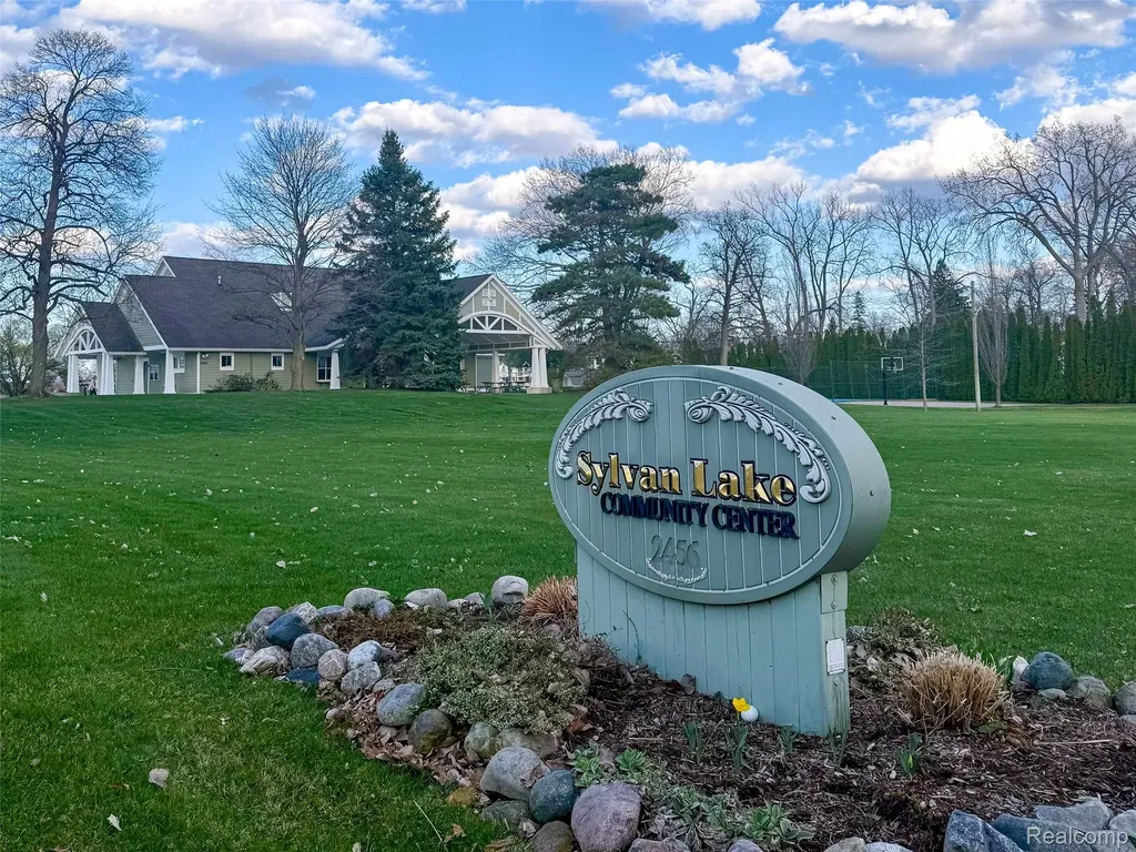 1430 Benvenue Street Sylvan Lake City MI 48320