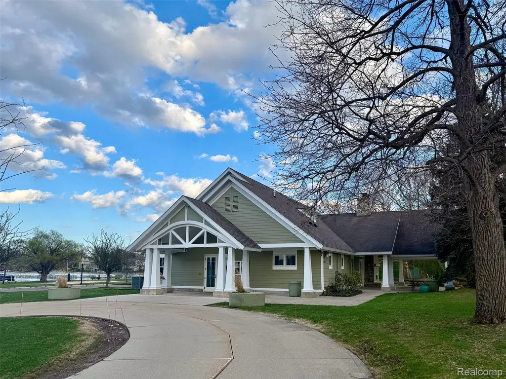 1430 Benvenue Street Sylvan Lake City MI 48320