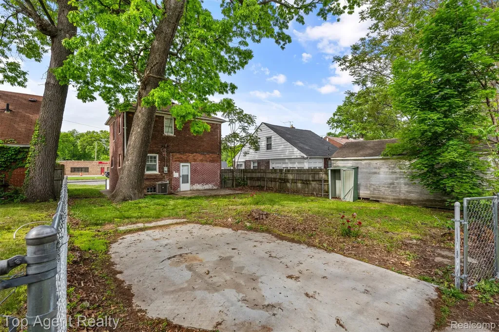 2625 W 8 Mile Road Detroit City MI 48221