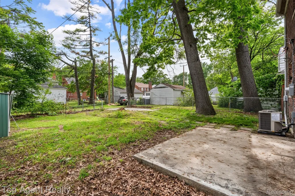 2625 W 8 Mile Road Detroit City MI 48221