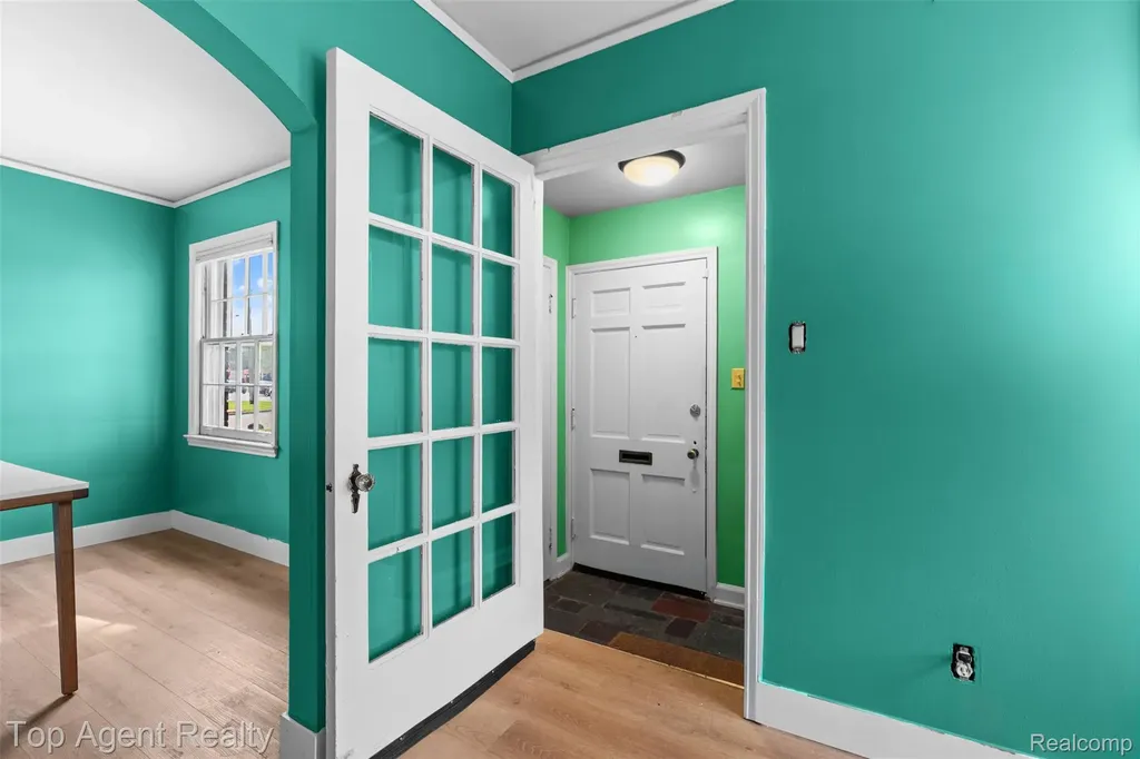 2625 W 8 Mile Road Detroit City MI 48221