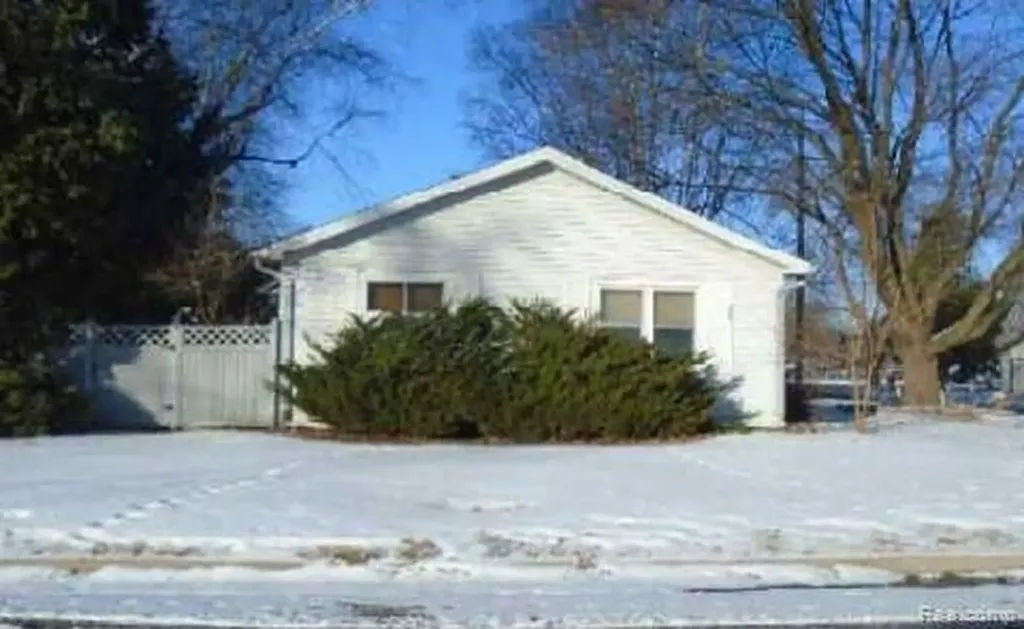 802 Woodlawn Avenue Owosso City MI 48867