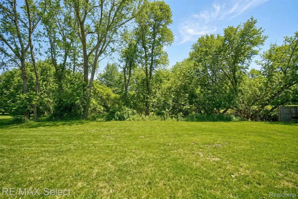 11061 Main Road Fenton City MI 48430