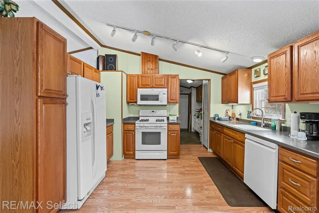 11061 Main Road Fenton City MI 48430
