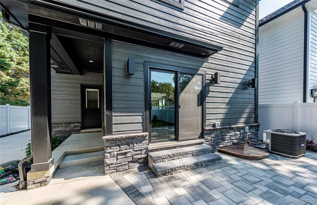 1935 Brookwood Avenue Royal Oak City MI 48073
