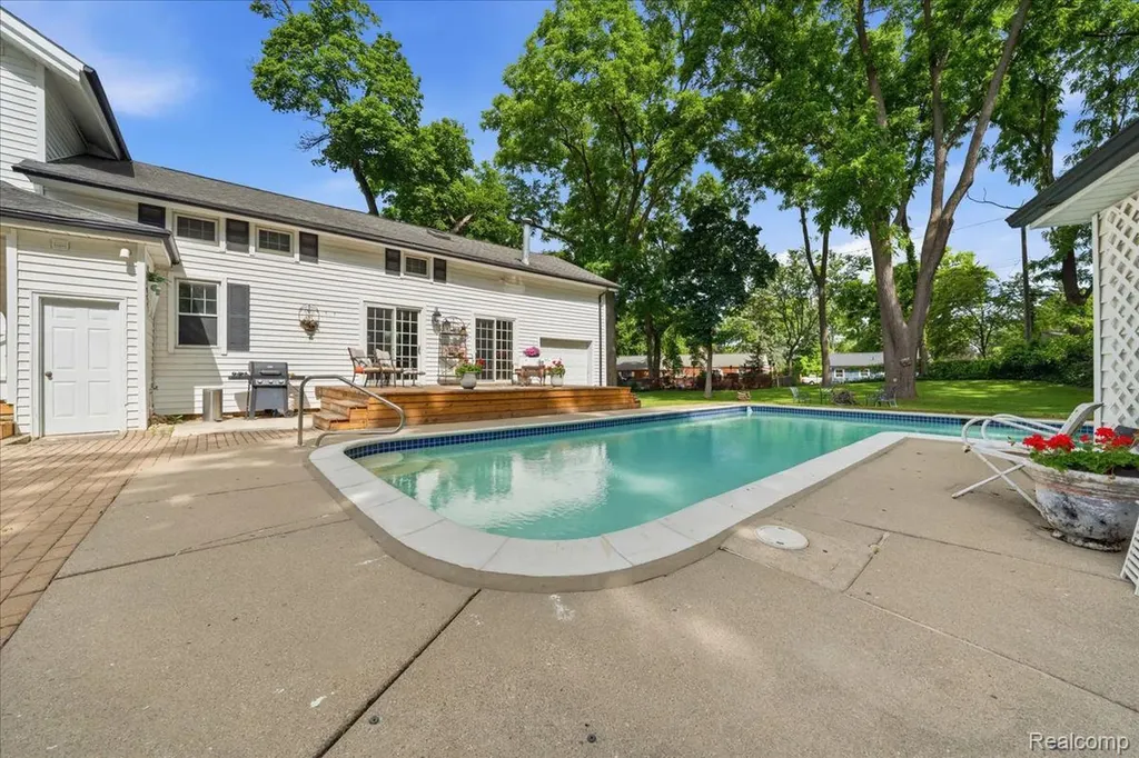 549 Grixdale Lane Waterford Charter Township MI 48328