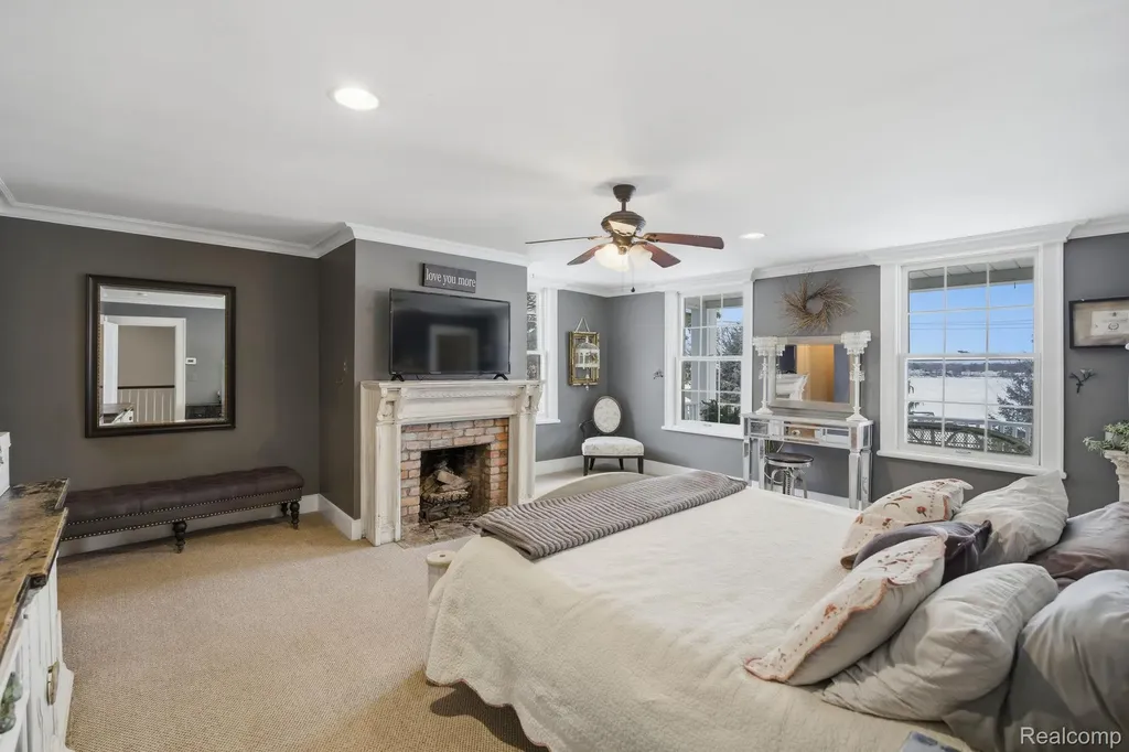 549 Grixdale Lane Waterford Charter Township MI 48328