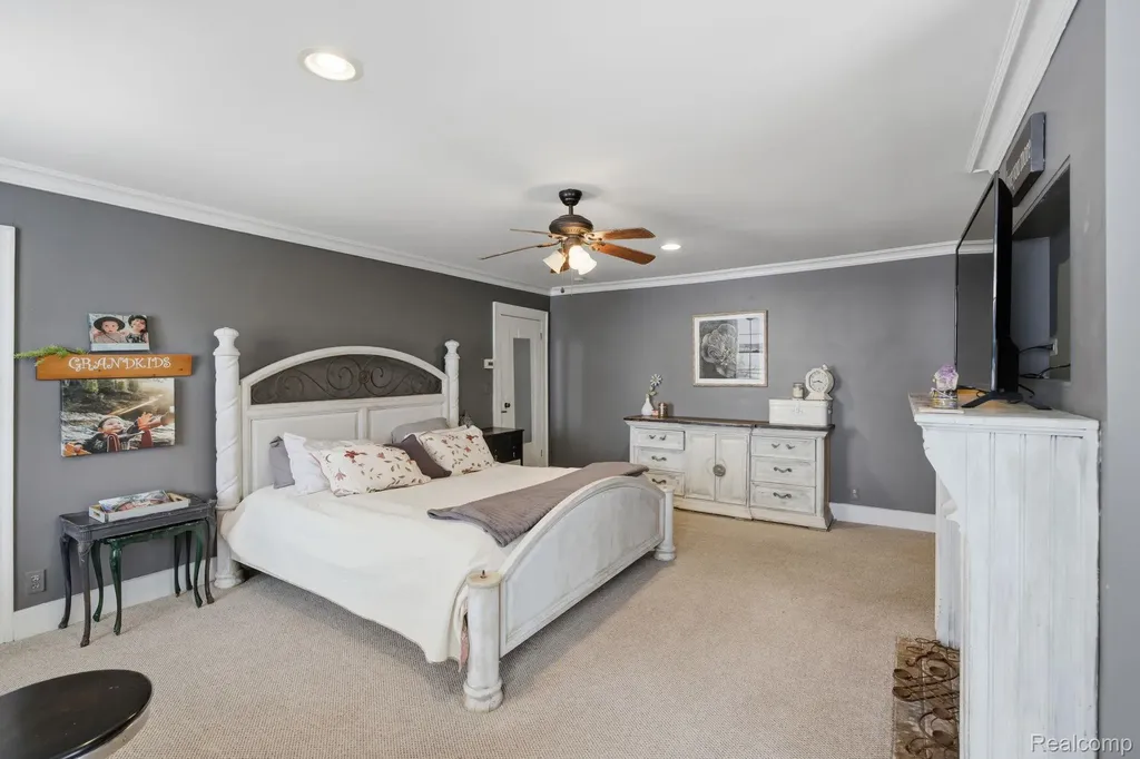 549 Grixdale Lane Waterford Charter Township MI 48328