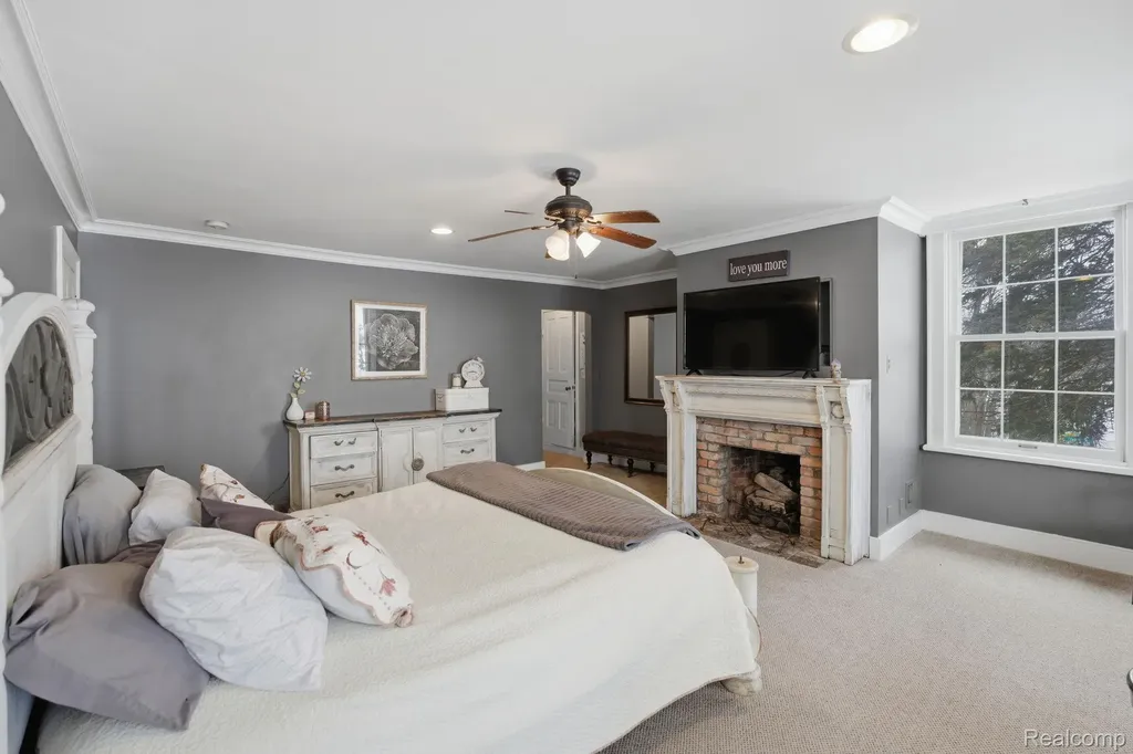 549 Grixdale Lane Waterford Charter Township MI 48328