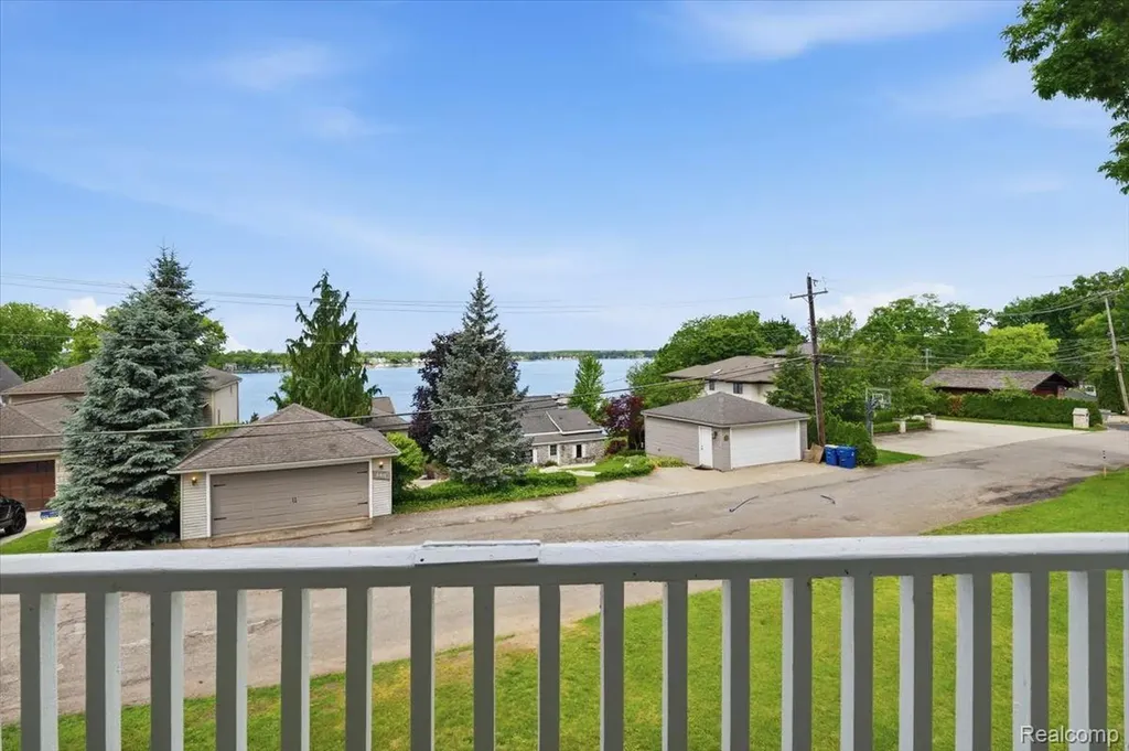 549 Grixdale Lane Waterford Charter Township MI 48328