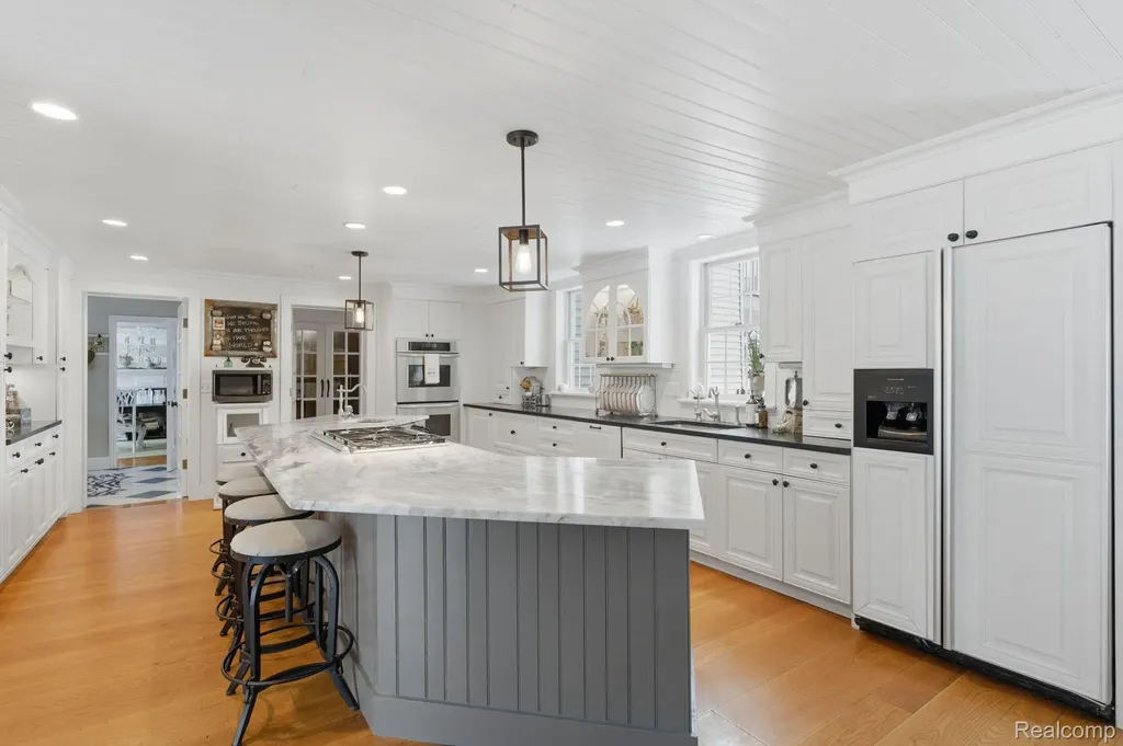549 Grixdale Lane Waterford Charter Township MI 48328