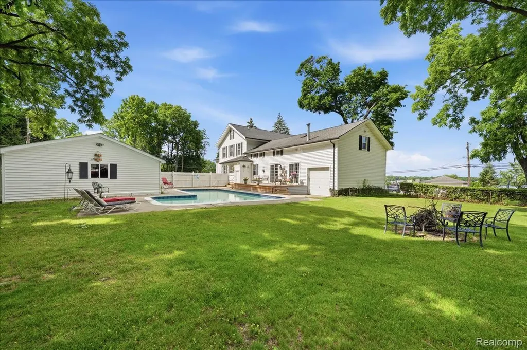 549 Grixdale Lane Waterford Charter Township MI 48328