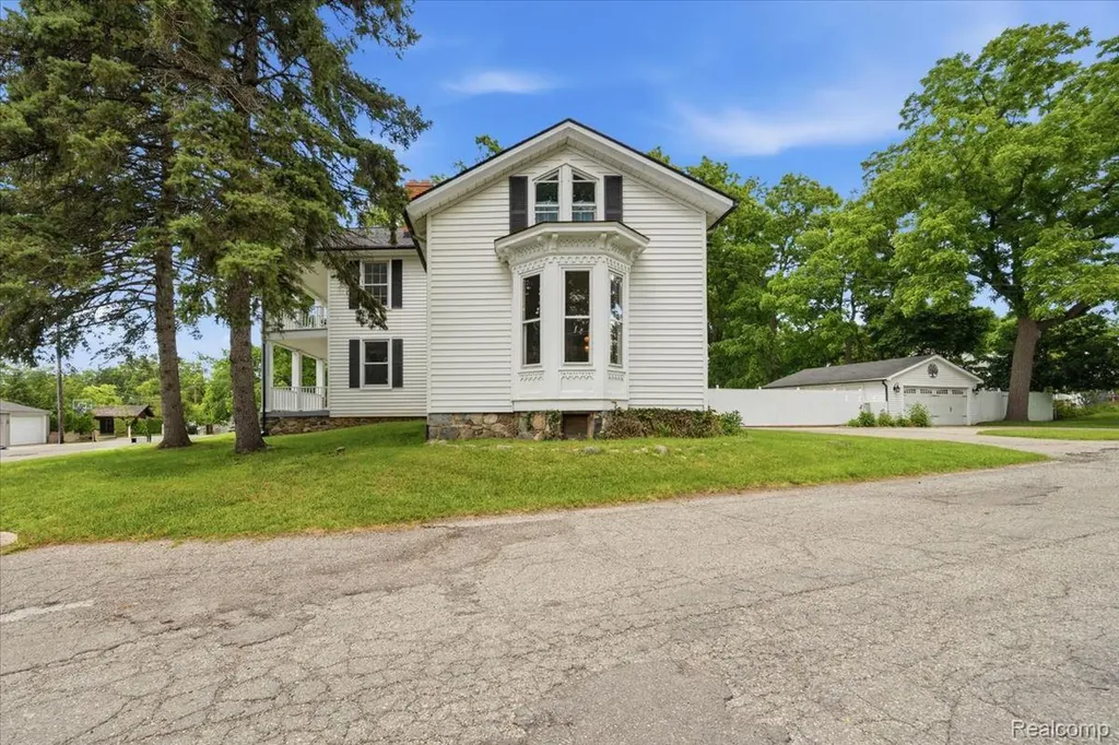 549 Grixdale Lane Waterford Charter Township MI 48328