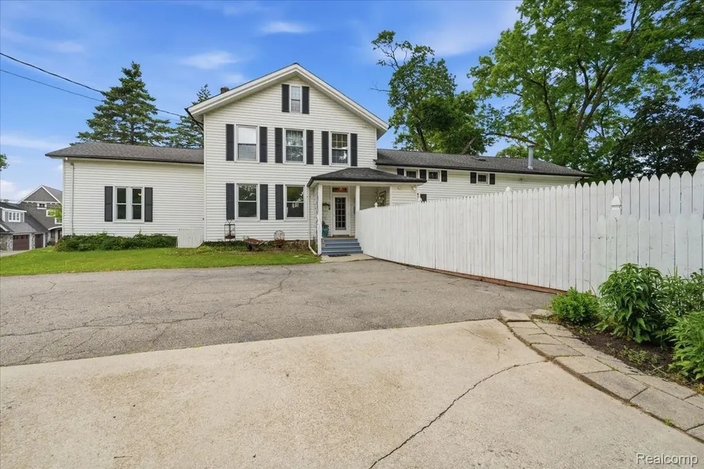 549 Grixdale Lane Waterford Charter Township MI 48328