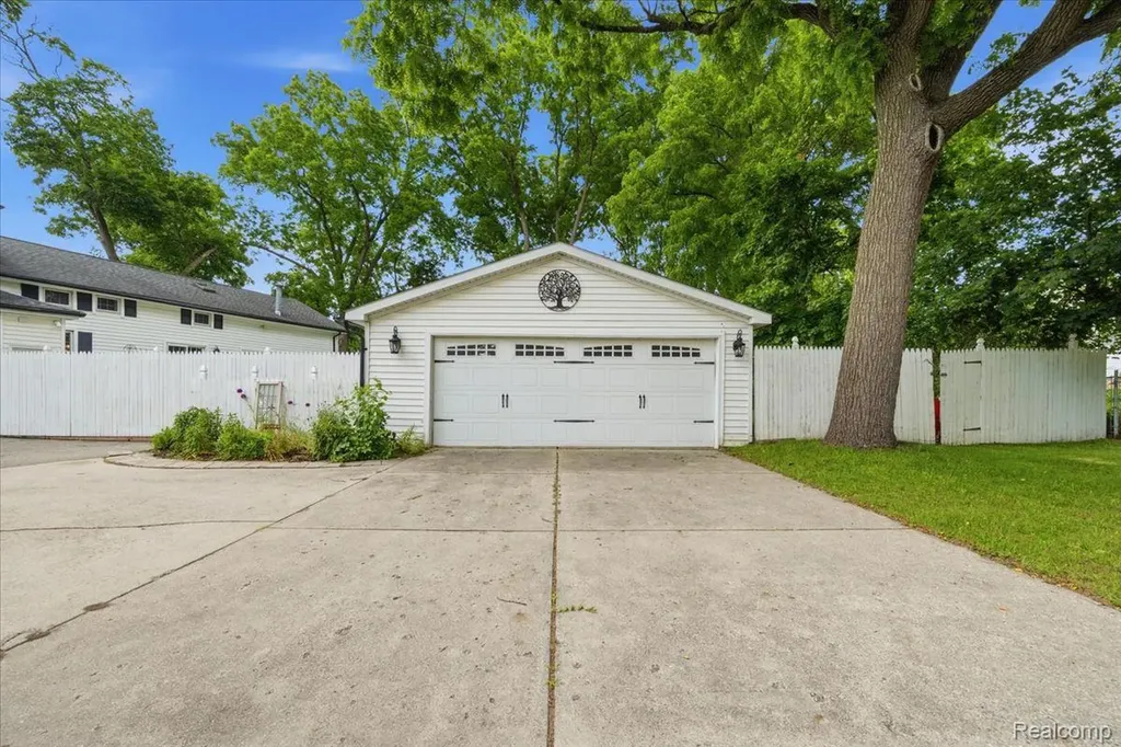 549 Grixdale Lane Waterford Charter Township MI 48328