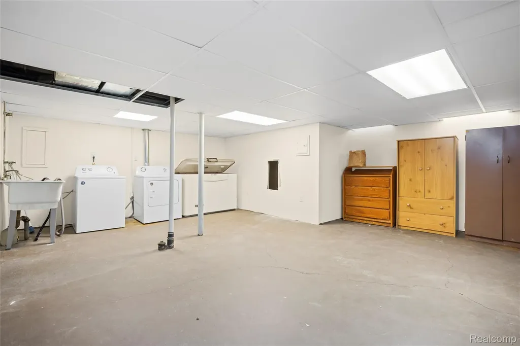 22592 Masonic St. Clair Shores City MI 48082