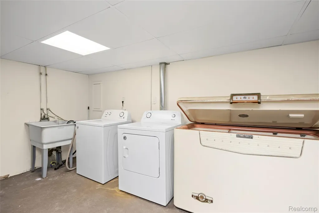22592 Masonic St. Clair Shores City MI 48082