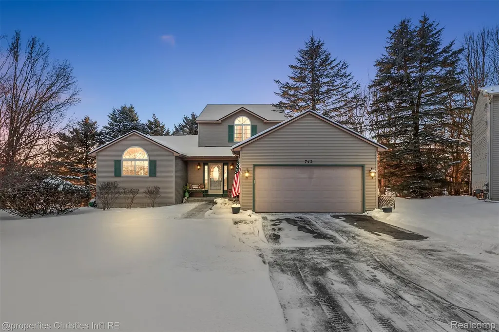 742 Feather Court South Lyon City MI 48178