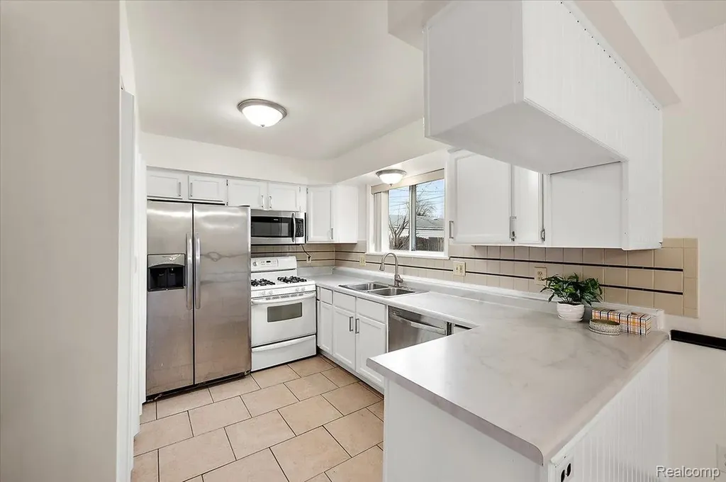 32416 Exeter Drive Warren City MI 48092