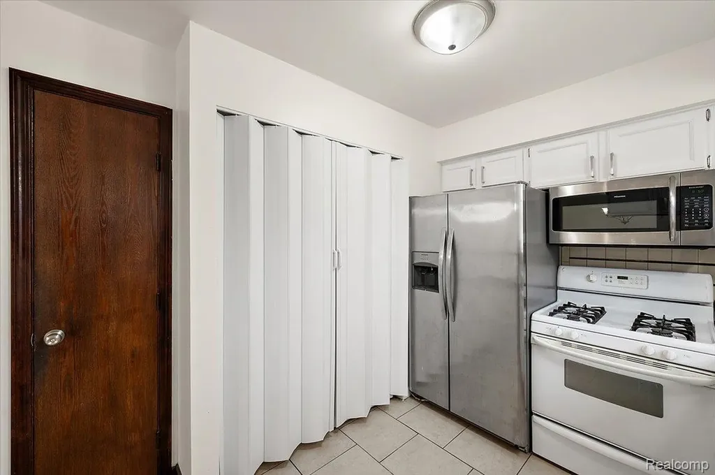 32416 Exeter Drive Warren City MI 48092