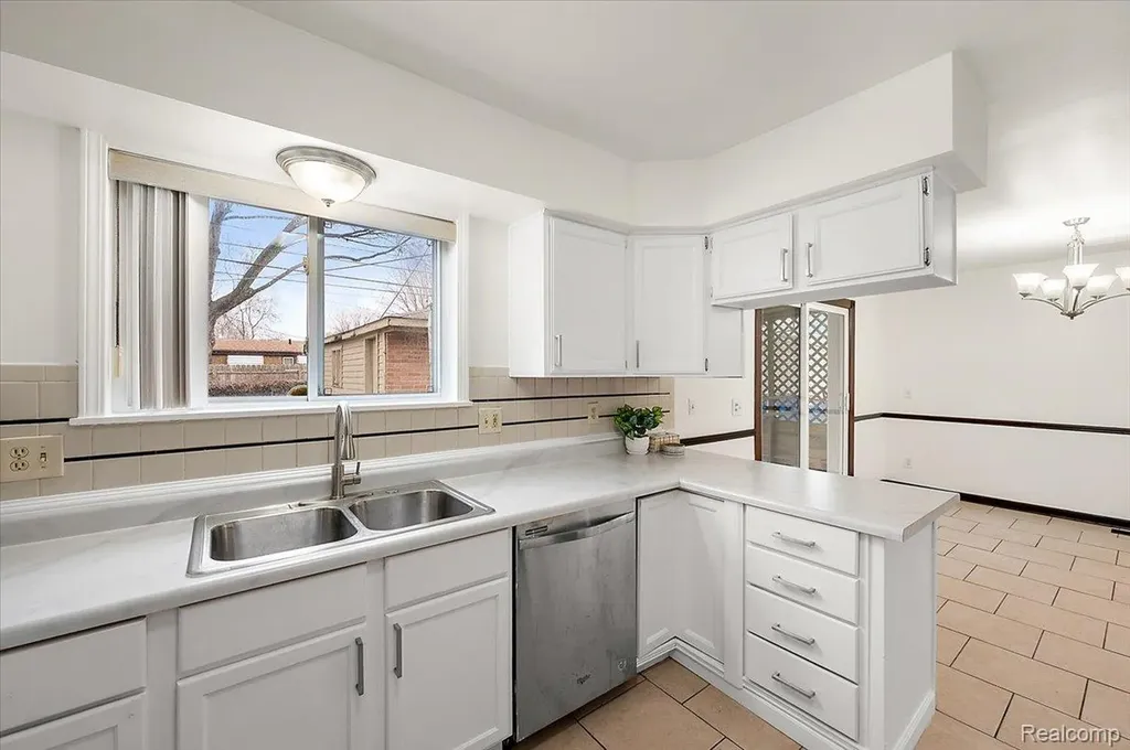 32416 Exeter Drive Warren City MI 48092