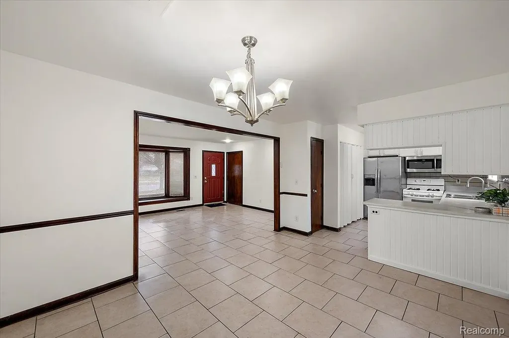 32416 Exeter Drive Warren City MI 48092