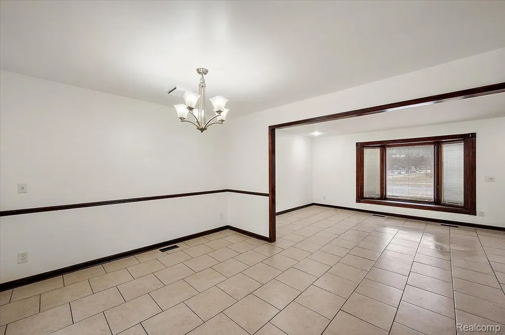 32416 Exeter Drive Warren City MI 48092