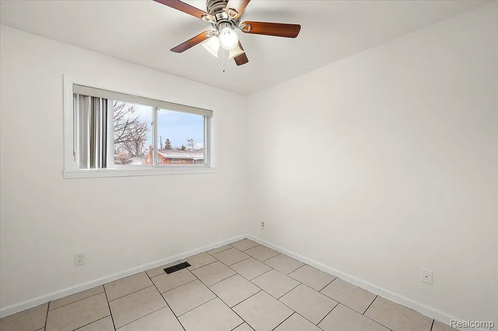 32416 Exeter Drive Warren City MI 48092