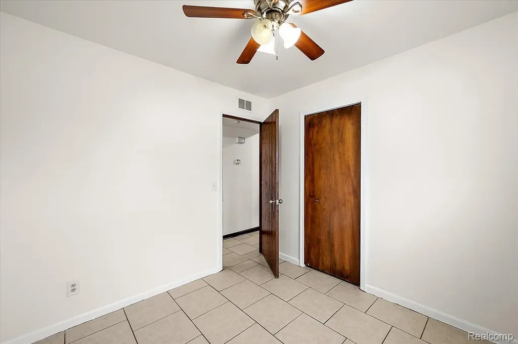 32416 Exeter Drive Warren City MI 48092